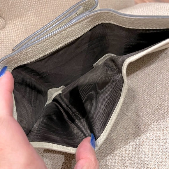 π GUCCI Embossed Logo Trifold Leather Wallet - Picture 14 of 15